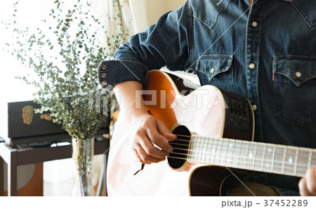 ギターを弾く男性 37452289