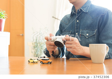 ミニカーを撮影する男性 ミニカーを撮影する男性 37452306
