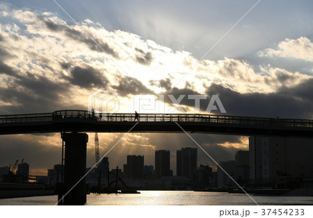 日本の東京都市景観・太陽と朝潮小橋のシルエット 37454233