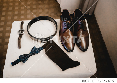 getting ready groom bride rings 37457815