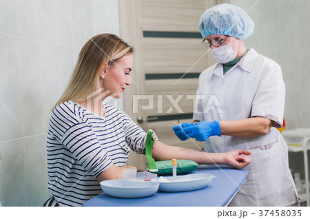 Preparation for blood test with beautiful young 37458035