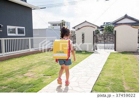 学校に行く小学生の女の子 37459022
