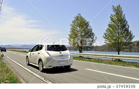 ドライブイメージ　湖畔を走るEV　日産リーフ 37459336