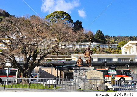 東海道線湯河原駅前風景　土肥氏館跡石碑と青空 37459749