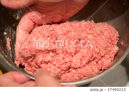 ハンバーグ作り たねをこねる手元 ハンバーグ作り たねをこねる手元 37460223