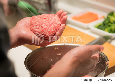 ハンバーグ作り　形を整える手元 37460225