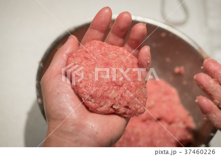 ハンバーグ作り　形を整える手元 37460226