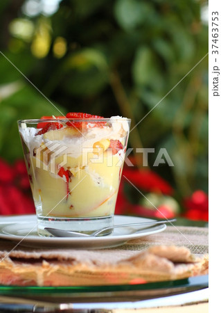 Strawberry shortcake topping with fresh strawberry 37463753