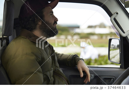 トラックを運転する外国人 トラックを運転する外国人 37464633