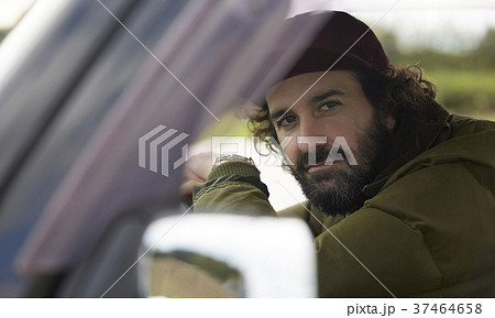 トラックを運転する外国人 トラックを運転する外国人 37464658