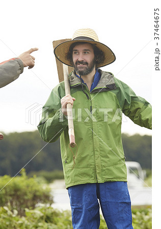 農業 鍬を持つ外国人男性 農業 鍬を持つ外国人男性 37464675