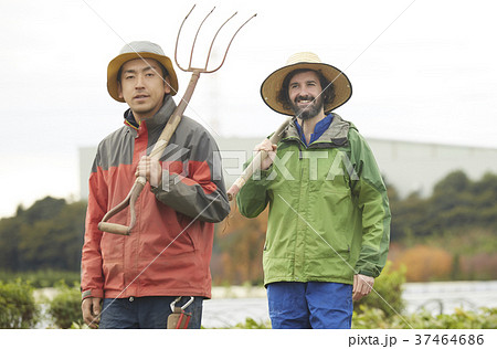農家の男性と鍬を持つ外国人男性 農家の男性と鍬を持つ外国人男性 37464686