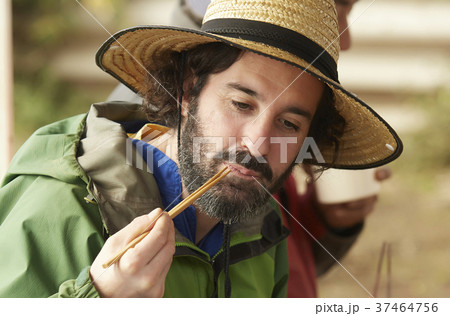 農業　休憩　昼食　外国人男性 37464756