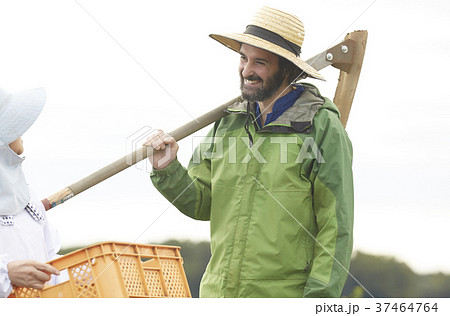 農家の女性と鍬を持つ外国人男性 農家の女性と鍬を持つ外国人男性 37464764