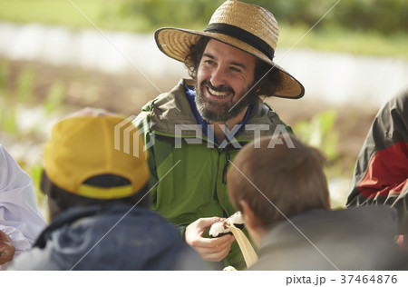 農業　休憩　昼食　外国人男性 37464876