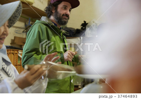 選果場 出荷作業 外国人男性 選果場 出荷作業 外国人男性 37464893