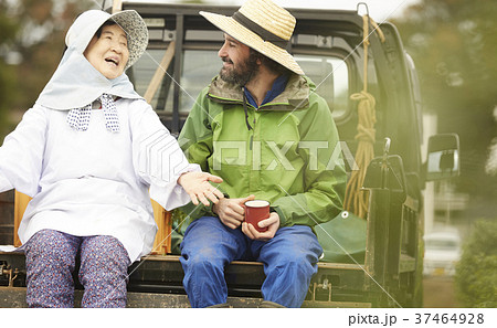 農業　休憩　農家の女性と外国人男性 37464928