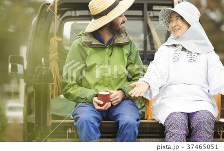 農業　休憩　農家の女性と外国人男性 37465051