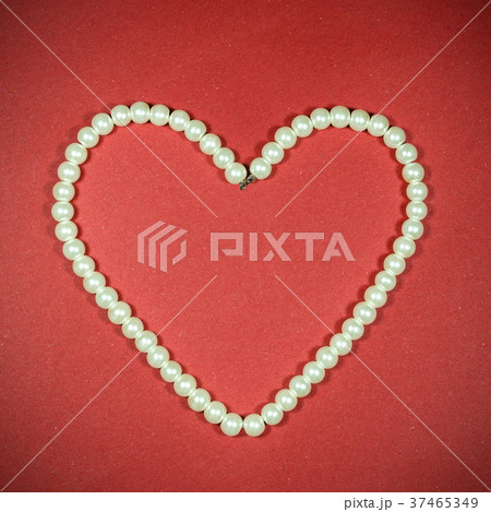 Pearl necklace in love shape 37465349