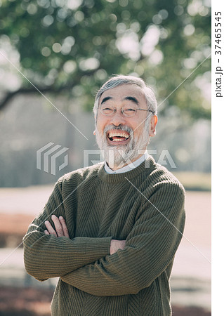 腕組みをするシニア男性　笑顔　屋外 37465545