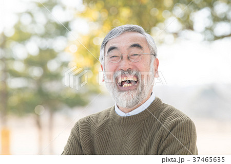 笑顔のおじいちゃん シニア男性の写真素材