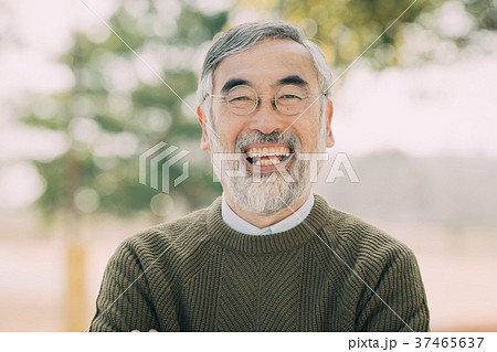 笑顔のシニア男性　眼鏡　屋外 37465637