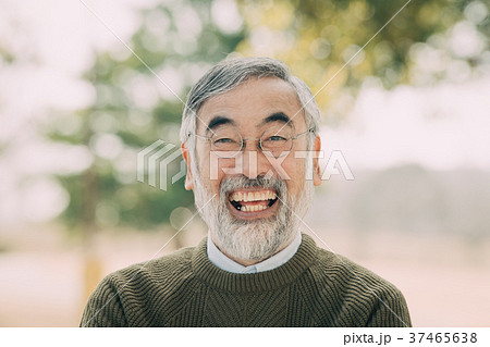 笑顔のシニア男性　祖父　屋外 37465638