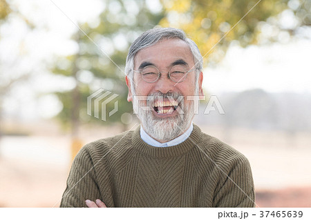 笑顔のシニア男性　楽しい　祖父 37465639