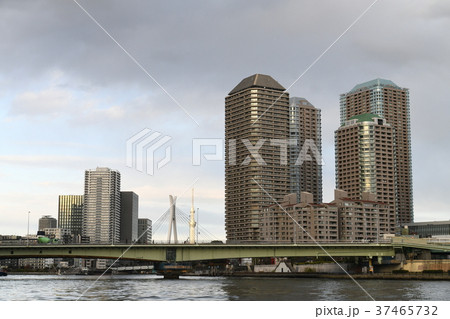 日本の東京都市景観「隅田川にかかる佃大橋」 37465732