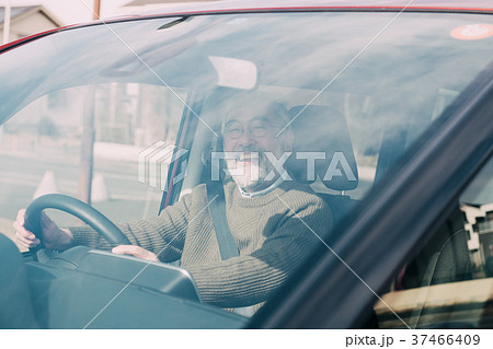 ドライブするシニア男性　高齢運転者 37466409