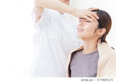 マッサージ　エステ　整体　整体士　カイロプラクティック　女性　患者　白バック 37466525