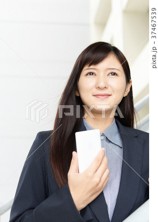 スマートフォンを持つ女性 スマートフォンを持つ女性 37467539