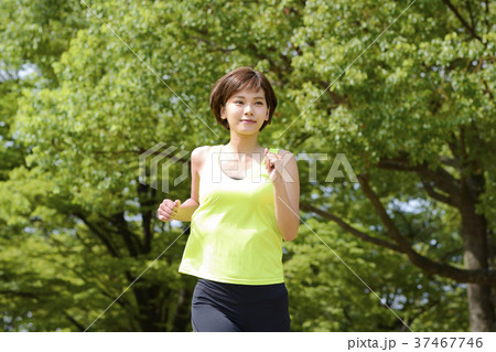 スポーツする女性 37467746