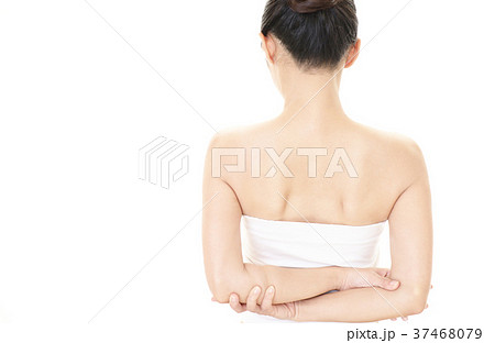 美しい女性の後ろ姿の写真素材