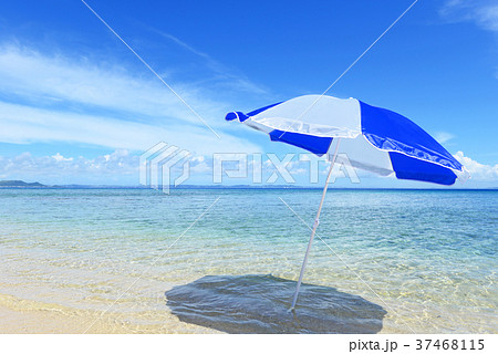 沖縄の美しい海とビーチパラソルの写真素材