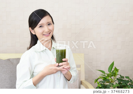 野菜ジュースを飲む女性 37468273