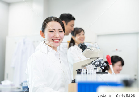 若い女性、研究者、研究室、科学、実験、試験管 37468359