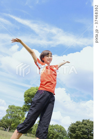 スポーツする女性 37468362