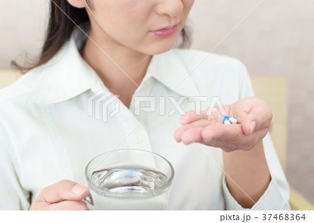 薬を飲む女性 37468364