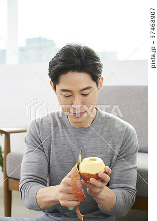 削り 皮をむく 男 37468907