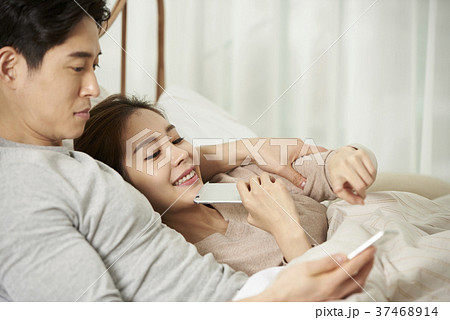 分かち合い 分け合う 男 37468914