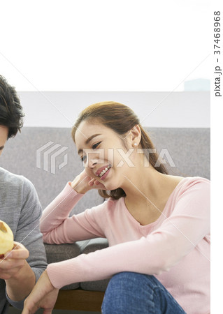 リビングルーム 笑顔 微笑 37468968