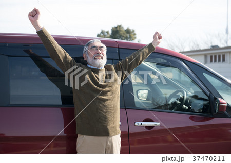 車を降りて休憩するシニア男性　高齢運転者 37470211
