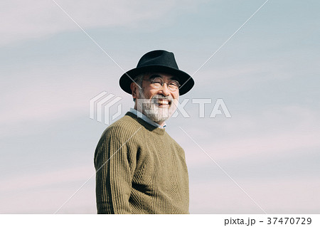 帽子をかぶるシニア男性 笑顔 屋外の写真素材