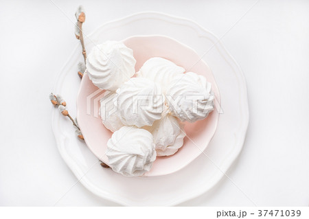 Marshmallows on pink plateon a white. 37471039