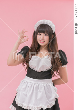黒メイドコスプレ　OKサイン 37471587
