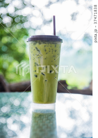 ice green tea on table with garden background 37471838