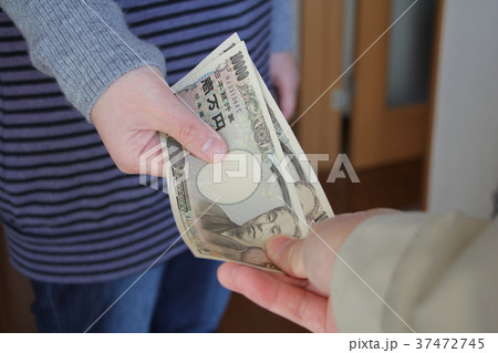 現金を渡す 37472745