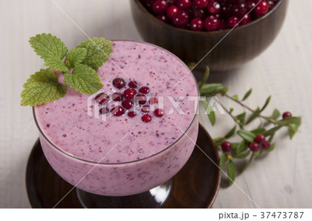 Banana smoothie with cranberries and yogurt Banana smoothie with cranberries and yogurt 37473787