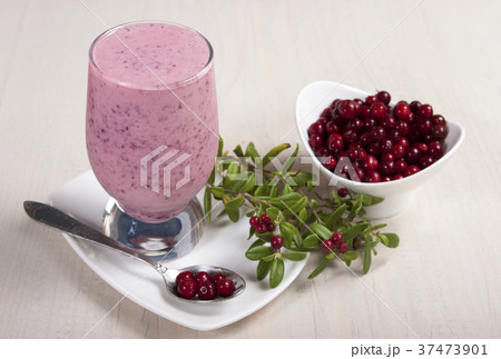 Smoothies fresh cranberries with yogurt   37473901